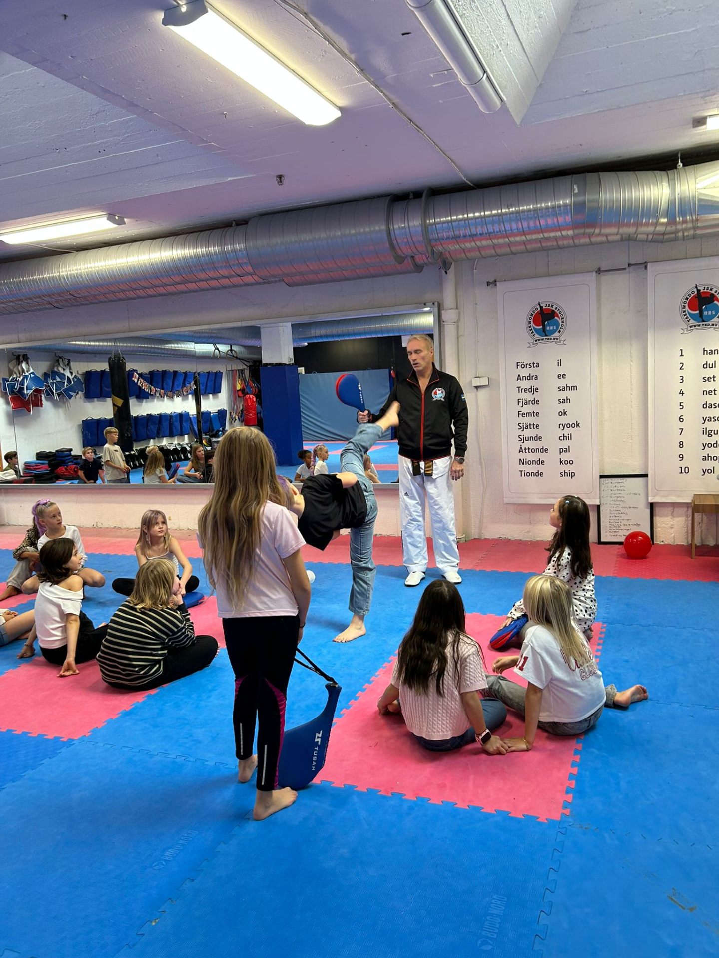 Glada barn på mattan hos JSK Taekwondo i Vasastan