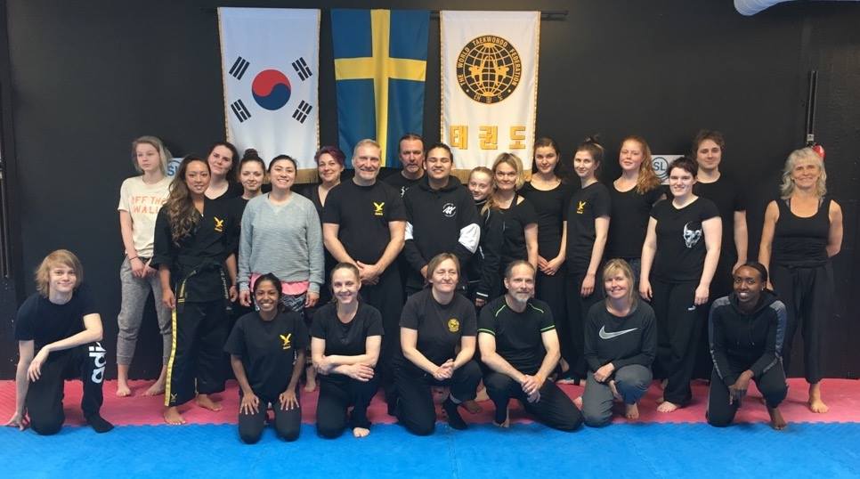 Stor gruppbild från självförsvarskurs